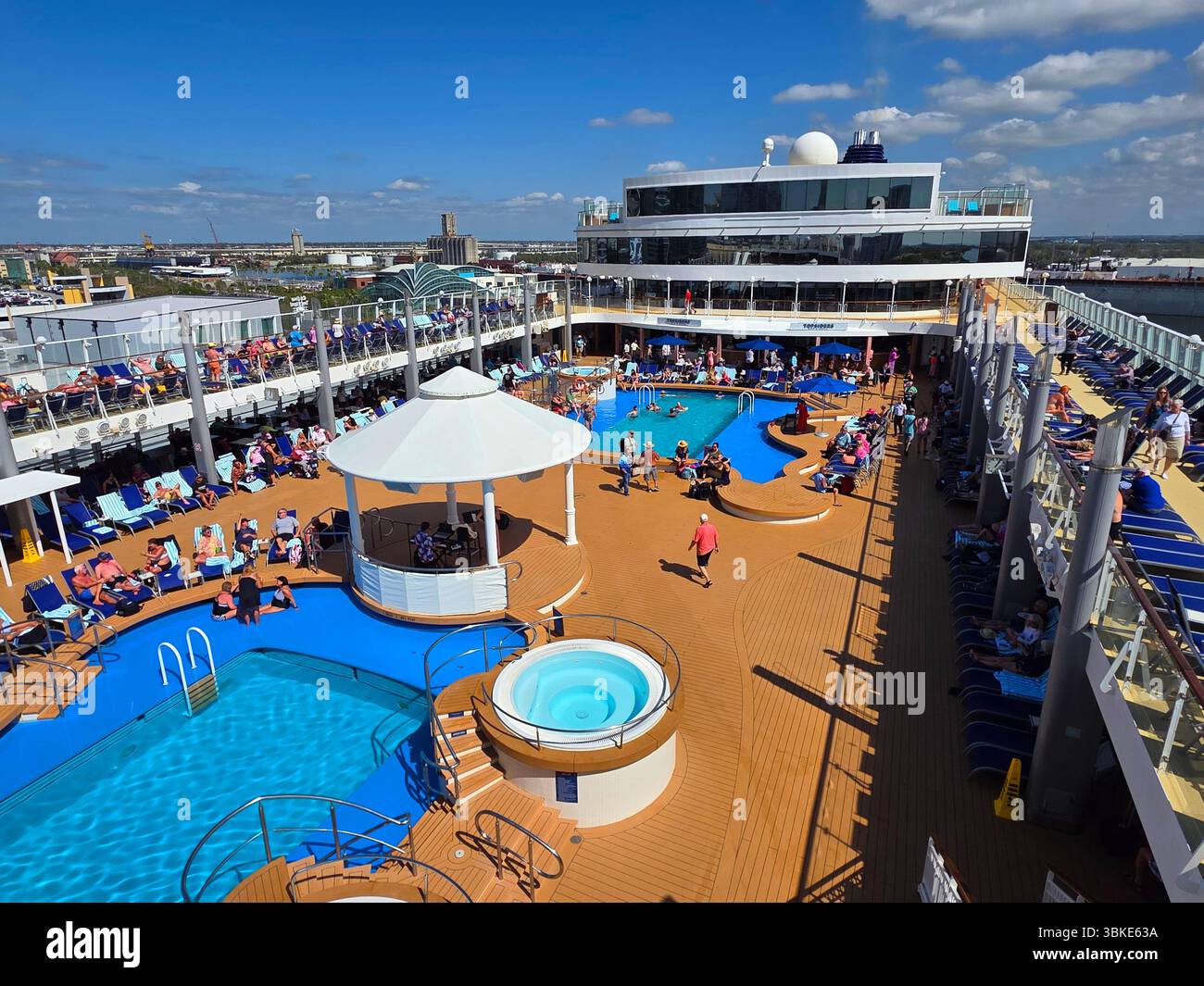 Attività sul ponte della piscina della nave da crociera Norwegian Jewel da Tampa Florida Foto Stock
