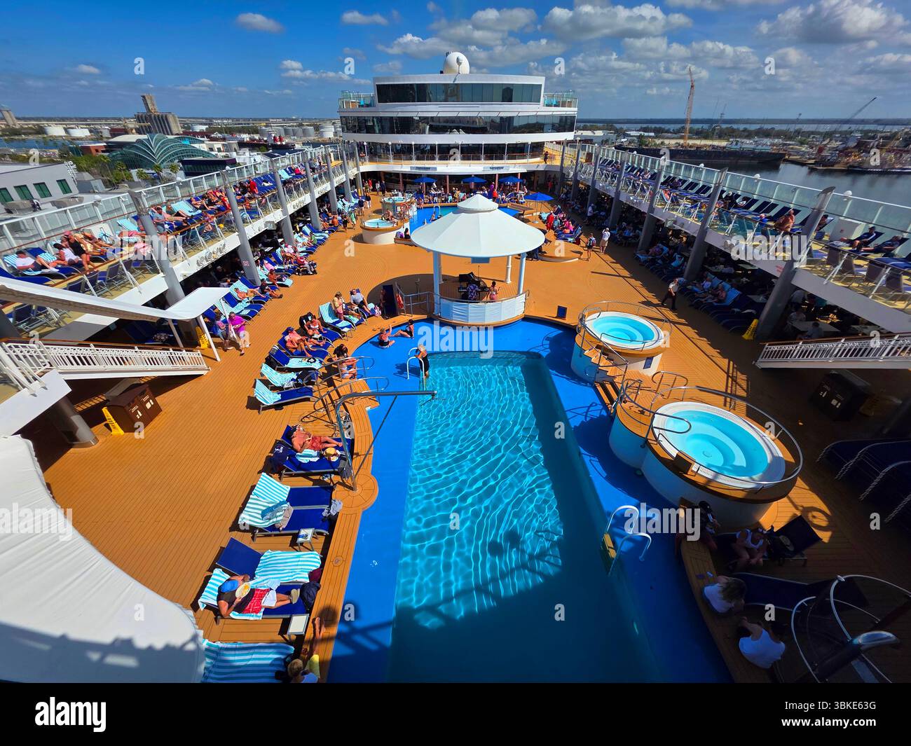 Attività sul ponte della piscina della nave da crociera Norwegian Jewel da Tampa Florida Foto Stock