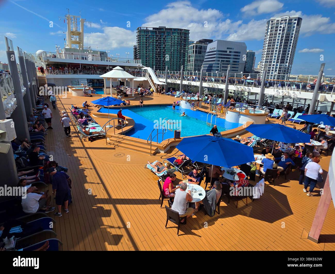 Attività sul ponte della piscina della nave da crociera Norwegian Jewel da Tampa Florida Foto Stock