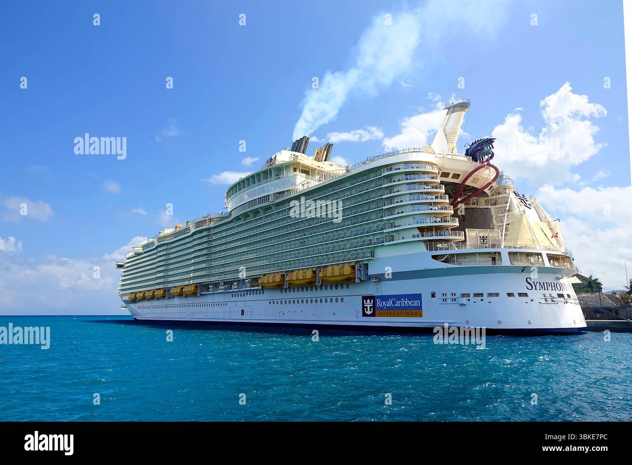 La nave da crociera Royal Caribbean Symphony of the Seas è attraccata a Falmouth Jamaica Trelawny Parish Caribbean British Commonwealth Sovereign Nation Cre Foto Stock