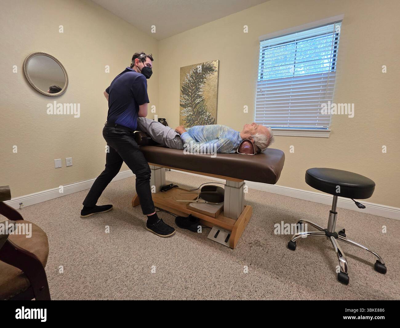 Il chiropratico che applica la terapia miofasciale allevia questo dolore esercitando una leggera pressione sui muscoli doloranti per un periodo di tempo prolungato. Venice FL Foto Stock