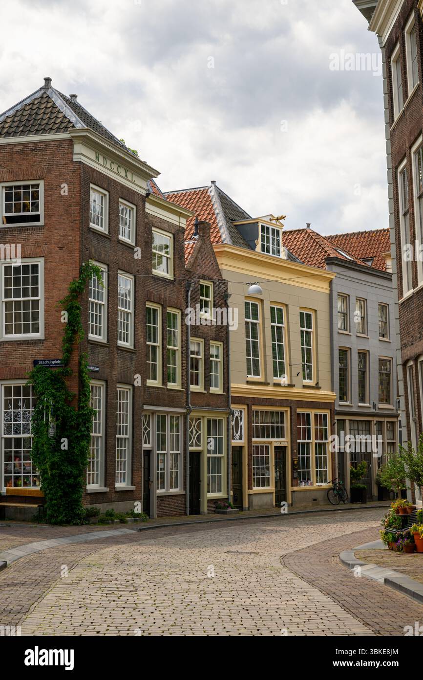 Storiche case olandesi sulle strade di Dordrecht, Paesi Bassi Foto Stock