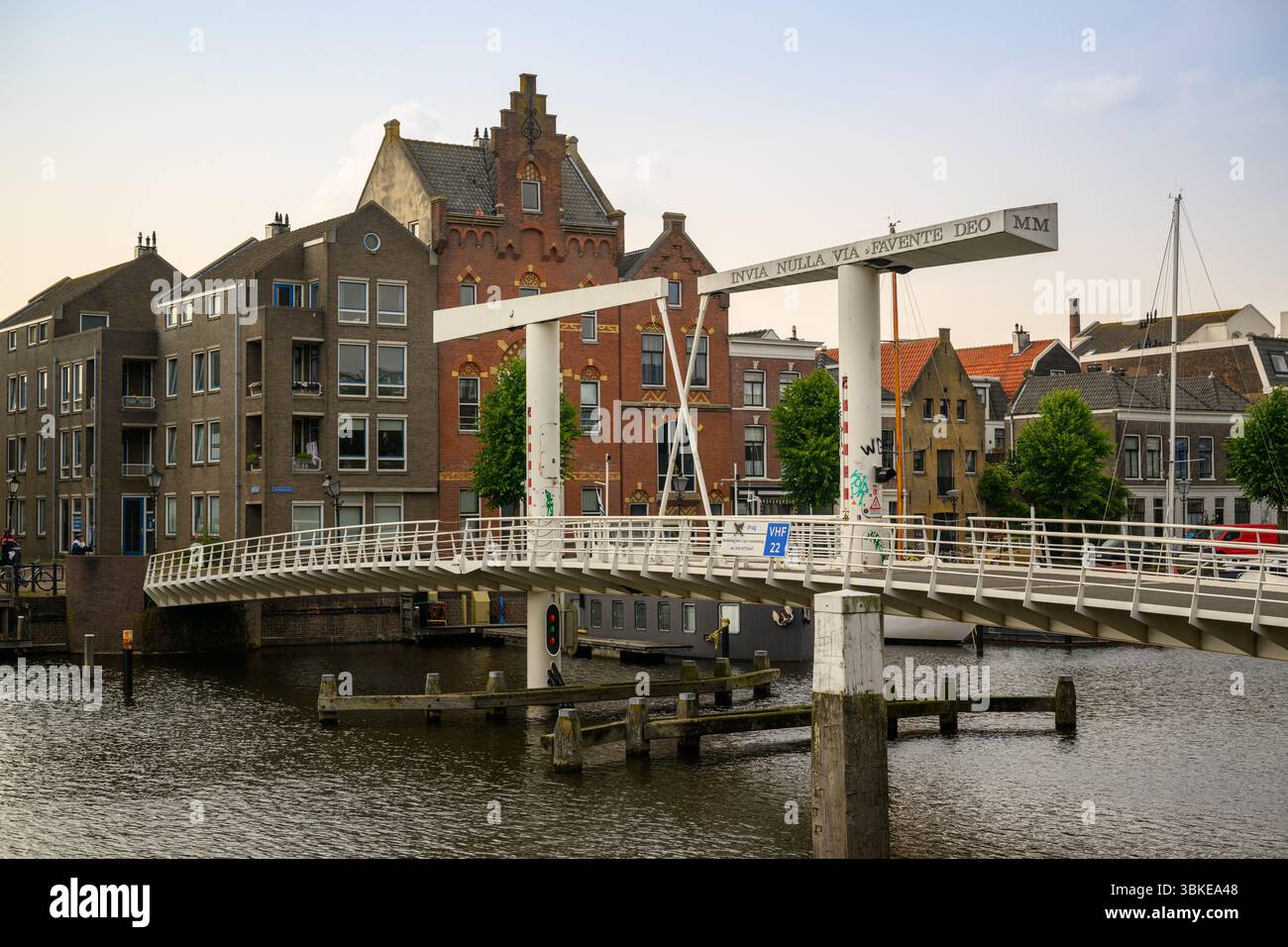 Il V.O.C. Brug attraversa l'Achterhaven a Delfshaven, Rotterdam, Paesi Bassi Foto Stock