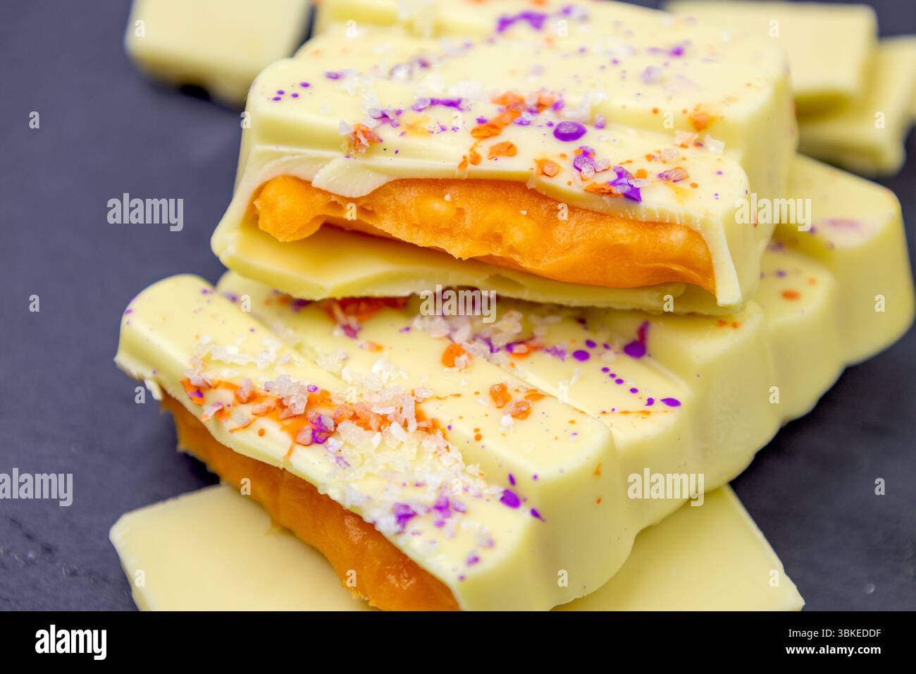 White Mango Dubai Chocolate bar con mango all'arancia, spalmazione di frutta della passione con caramelle in primo piano Foto Stock