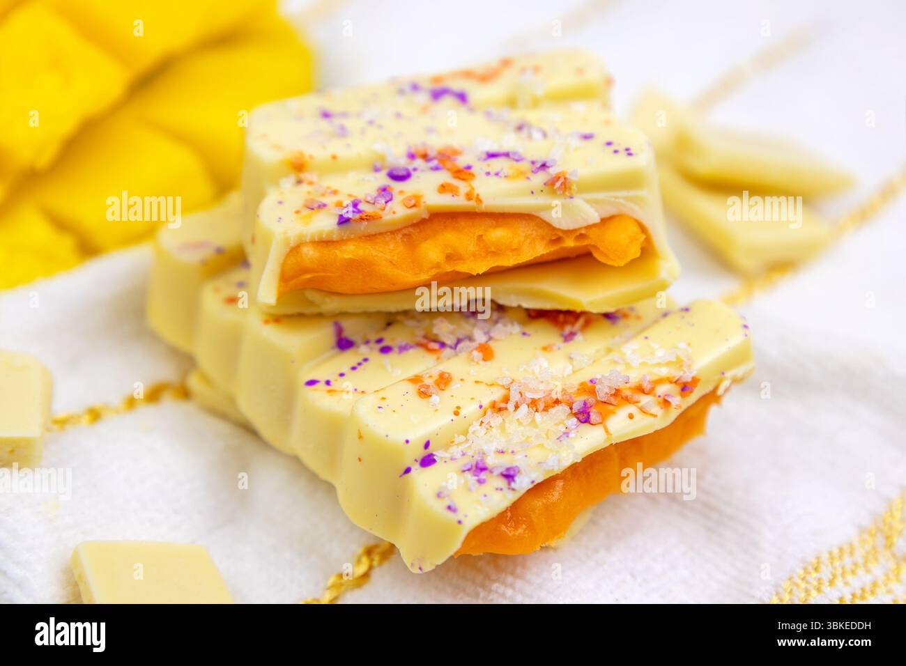 White Mango Dubai Chocolate bar con mango all'arancia, spalmazione di frutta della passione con caramelle in primo piano Foto Stock