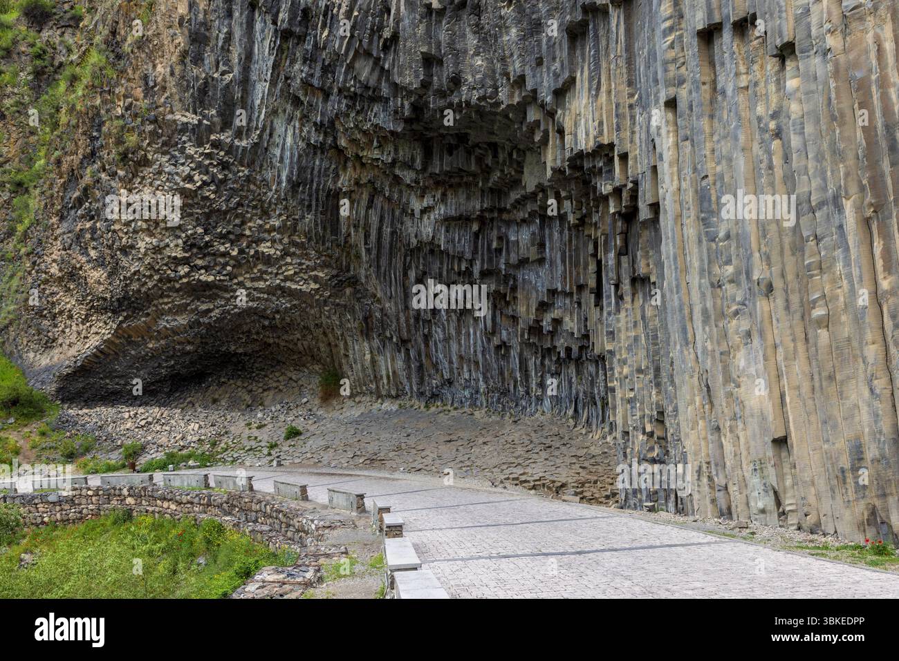 La Sinfonia delle pietre nella Gola di Garni presenta notevoli colonne di basalto, una testimonianza della storia vulcanica e geologica dell'Armenia. Foto Stock