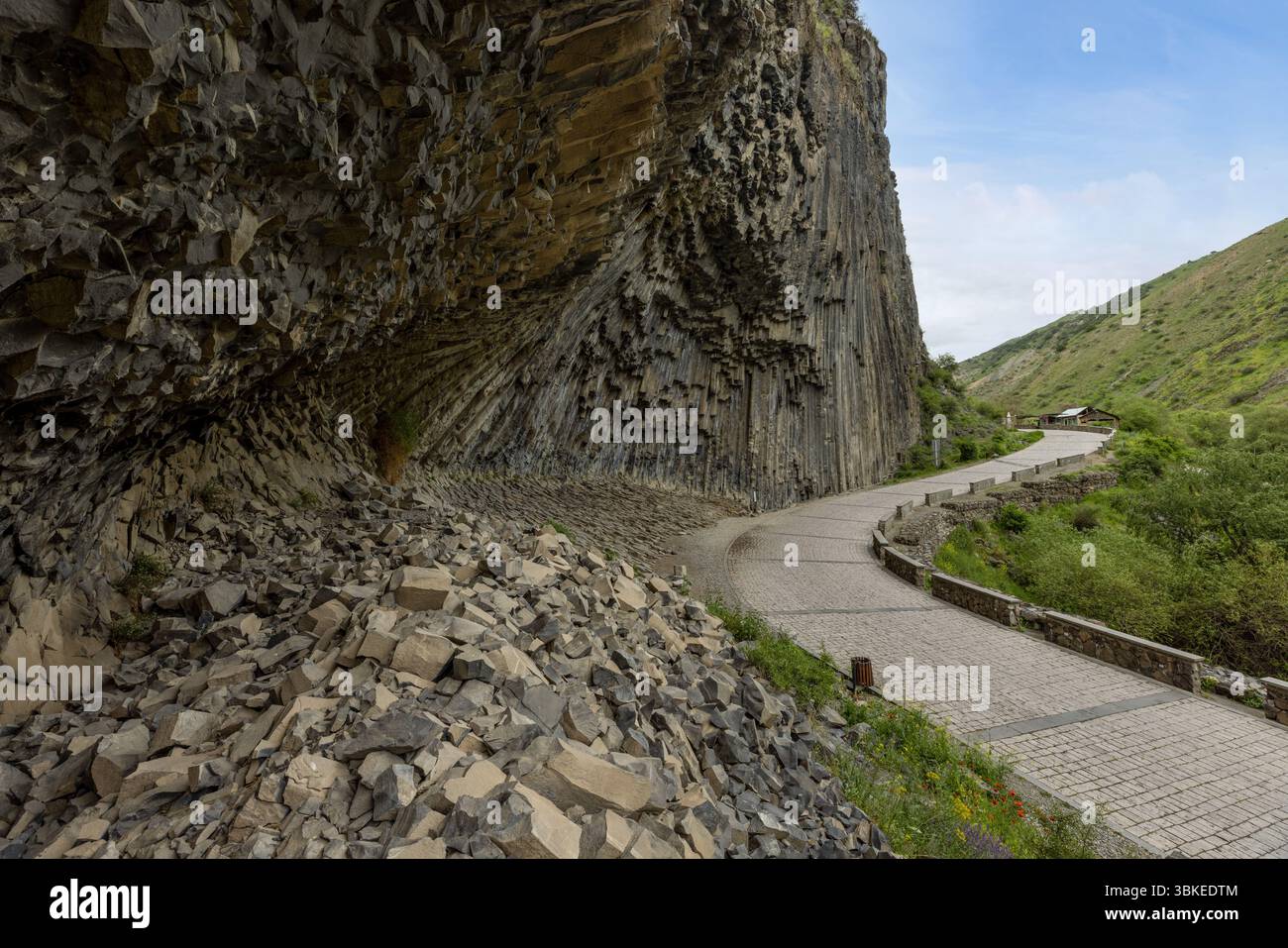 La Sinfonia delle pietre nella Gola di Garni presenta notevoli colonne di basalto, una testimonianza della storia vulcanica e geologica dell'Armenia. Foto Stock