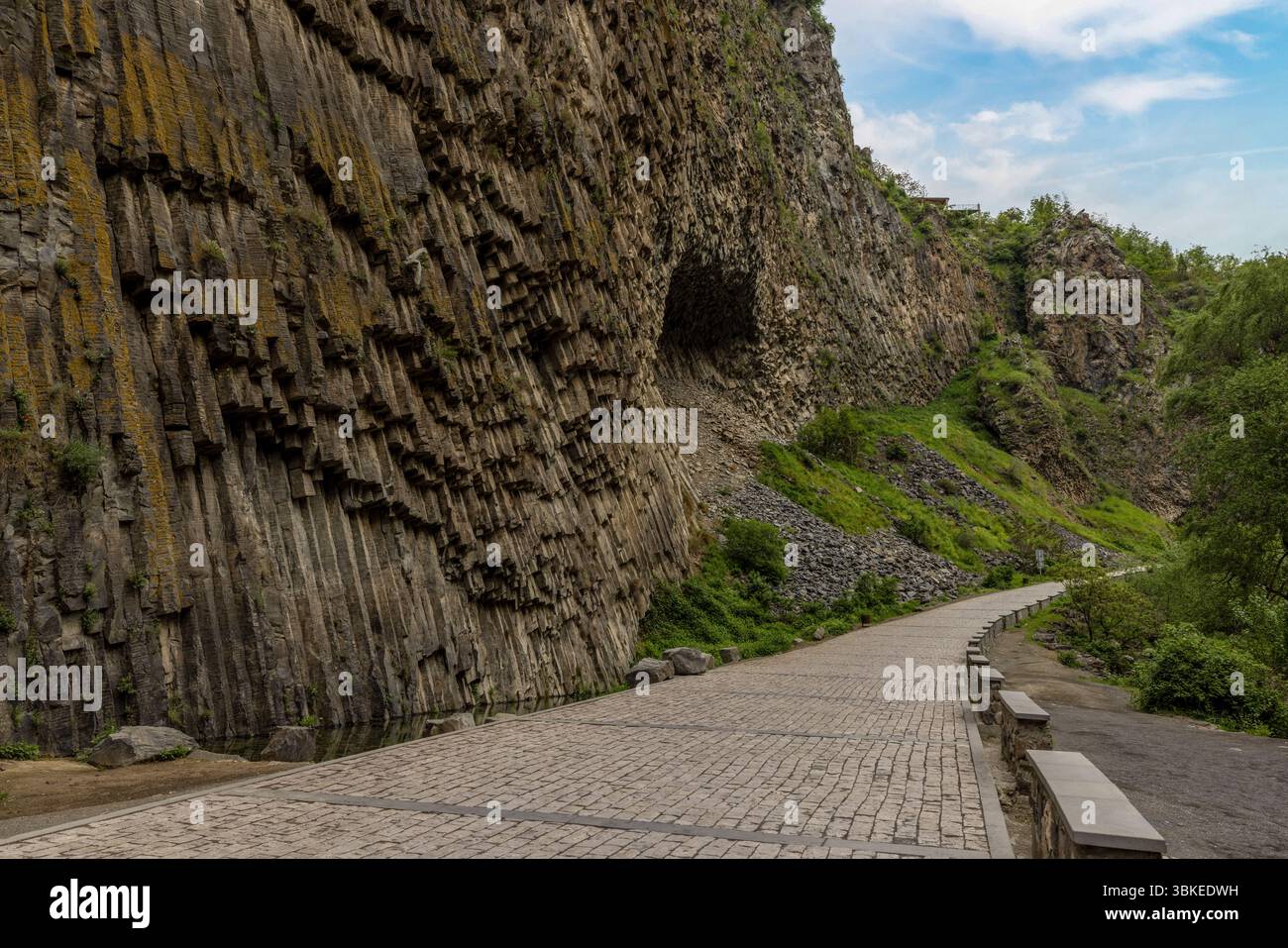 La Sinfonia delle pietre nella Gola di Garni presenta notevoli colonne di basalto, una testimonianza della storia vulcanica e geologica dell'Armenia. Foto Stock