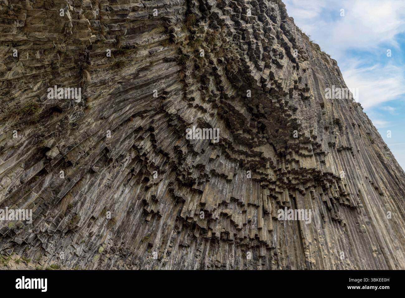 La Sinfonia delle pietre nella Gola di Garni presenta notevoli colonne di basalto, una testimonianza della storia vulcanica e geologica dell'Armenia. Foto Stock