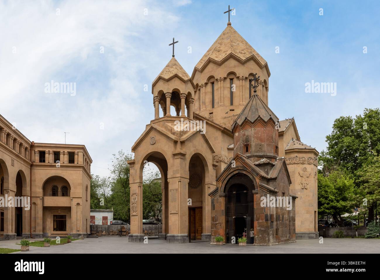 La chiesa di Katoghike del XIII secolo è la più antica cappella sopravvissuta di Erevan, un gioiello medievale riscoperto all'interno di una più grande basilica demolita in epoca sovietica Foto Stock