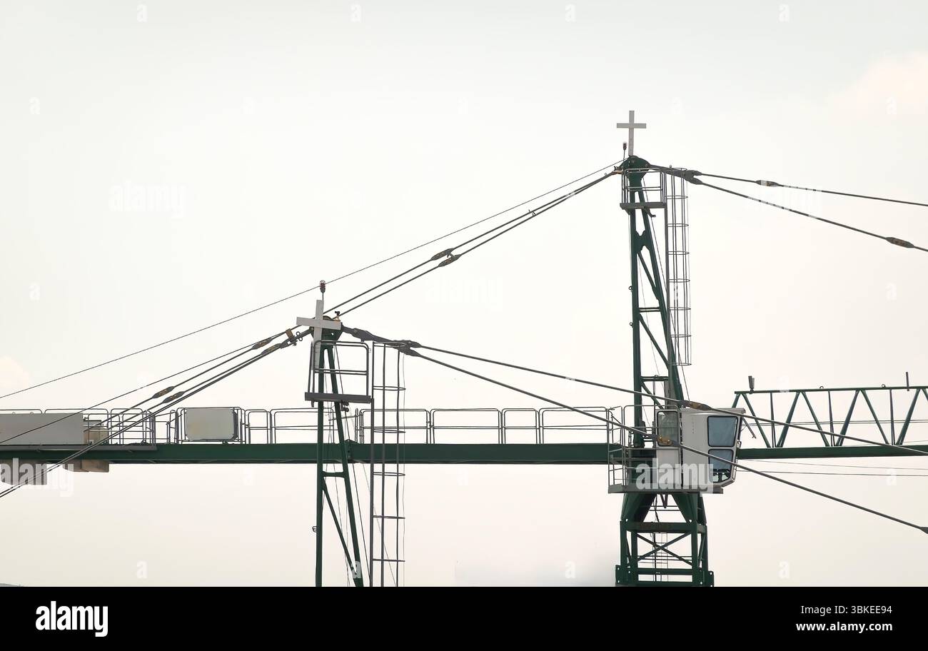 Gru edile in Messico con croci che commemorano la morte dei lavoratori Foto Stock