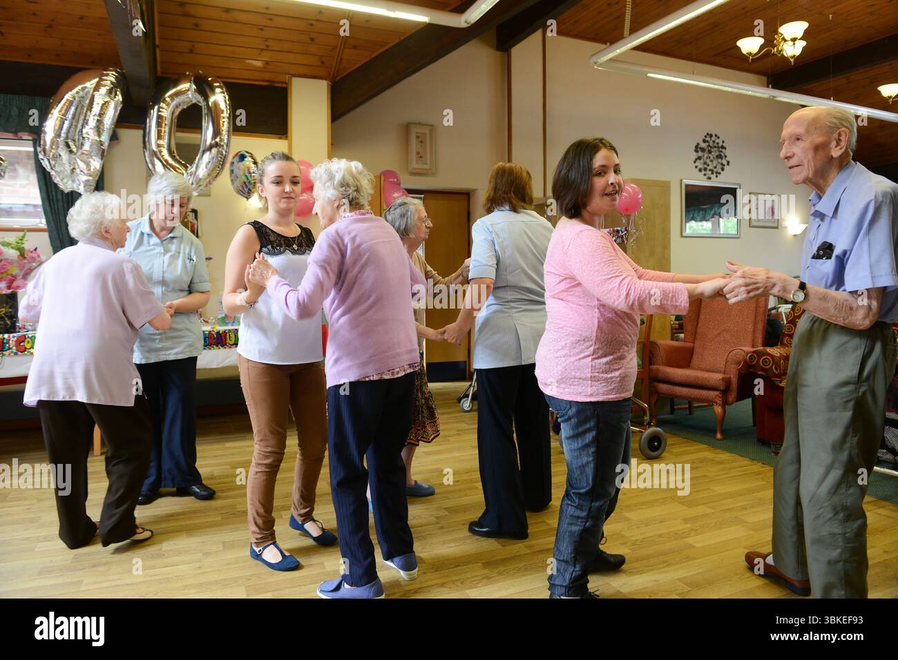 Care home residenti ballare con il personale e gli amici a casa Care Gran Bretagna 2015 Foto Stock