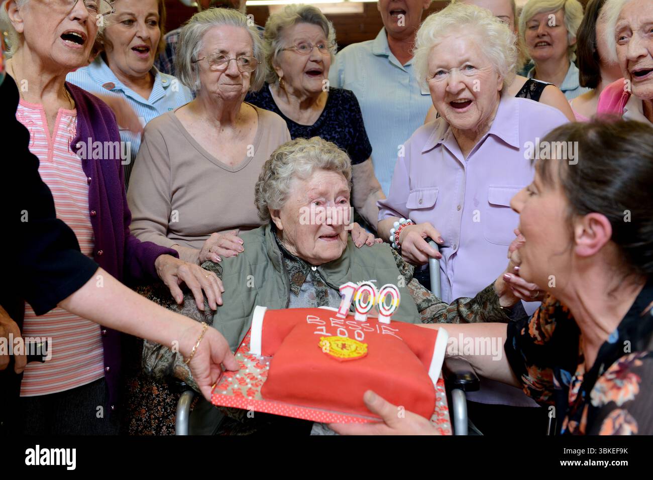 Una donna di 100 anni festeggia il compleanno con altri anziani residenti in casa di cura nel Regno Unito Bessie Dodsworth celebra centenarian 100 anni Foto Stock