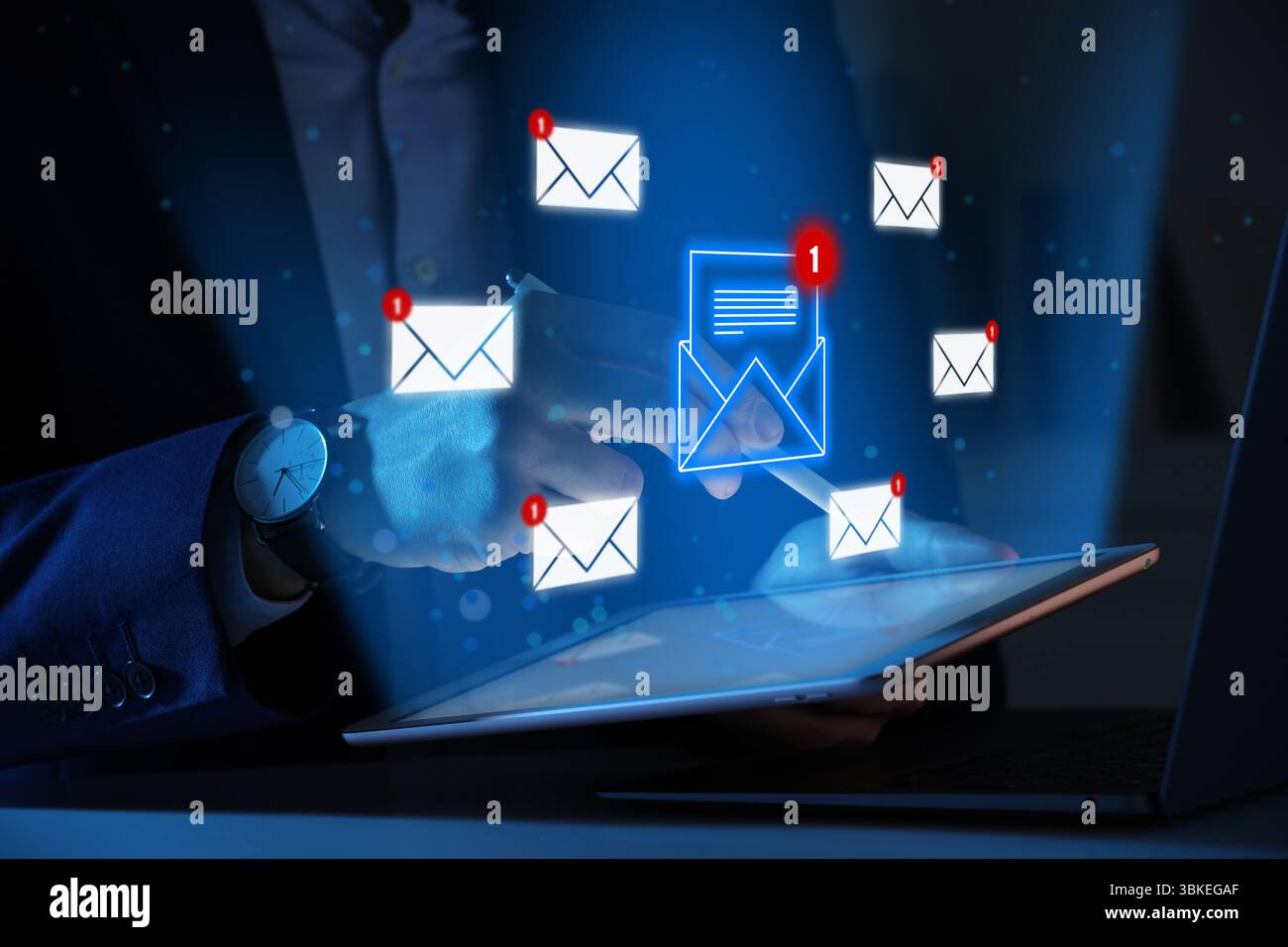Marketing via e-mail, notifica di nuovi messaggi. Uomo che usa un tablet a tavola, primo piano Foto Stock