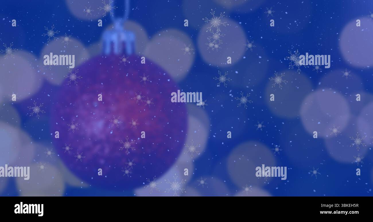 Baule natalizie viola pendente nelle feste, con gancio d'argento, motivi con fiocco di neve, macchie bokeh Foto Stock