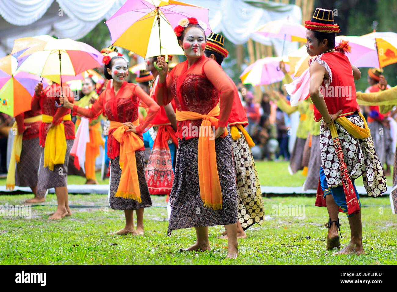 Reog Nirboyo Tri Mukti Gunungkidul Yogyakarta si esibisce all'apertura del 2014 Indonesiano Umbrella Festival in solo Foto Stock
