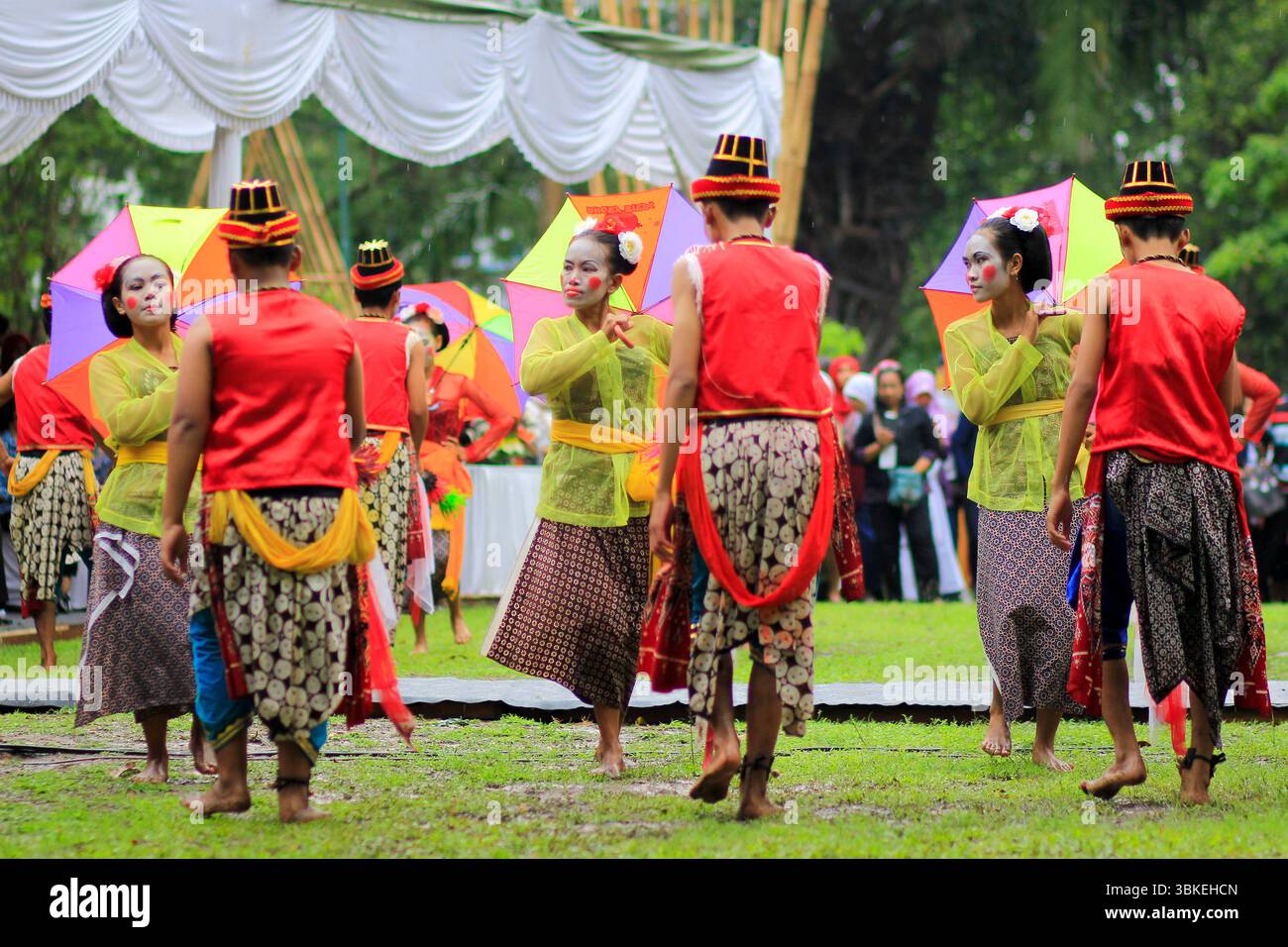 Reog Nirboyo Tri Mukti Gunungkidul Yogyakarta si esibisce all'apertura del 2014 Indonesiano Umbrella Festival a solo. Foto Stock