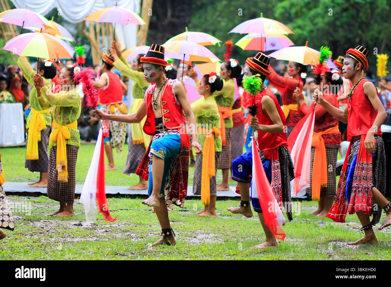 Reog Nirboyo Tri Mukti Gunungkidul Yogyakarta si esibisce all'apertura del 2014 Indonesiano Umbrella Festival a solo. Foto Stock