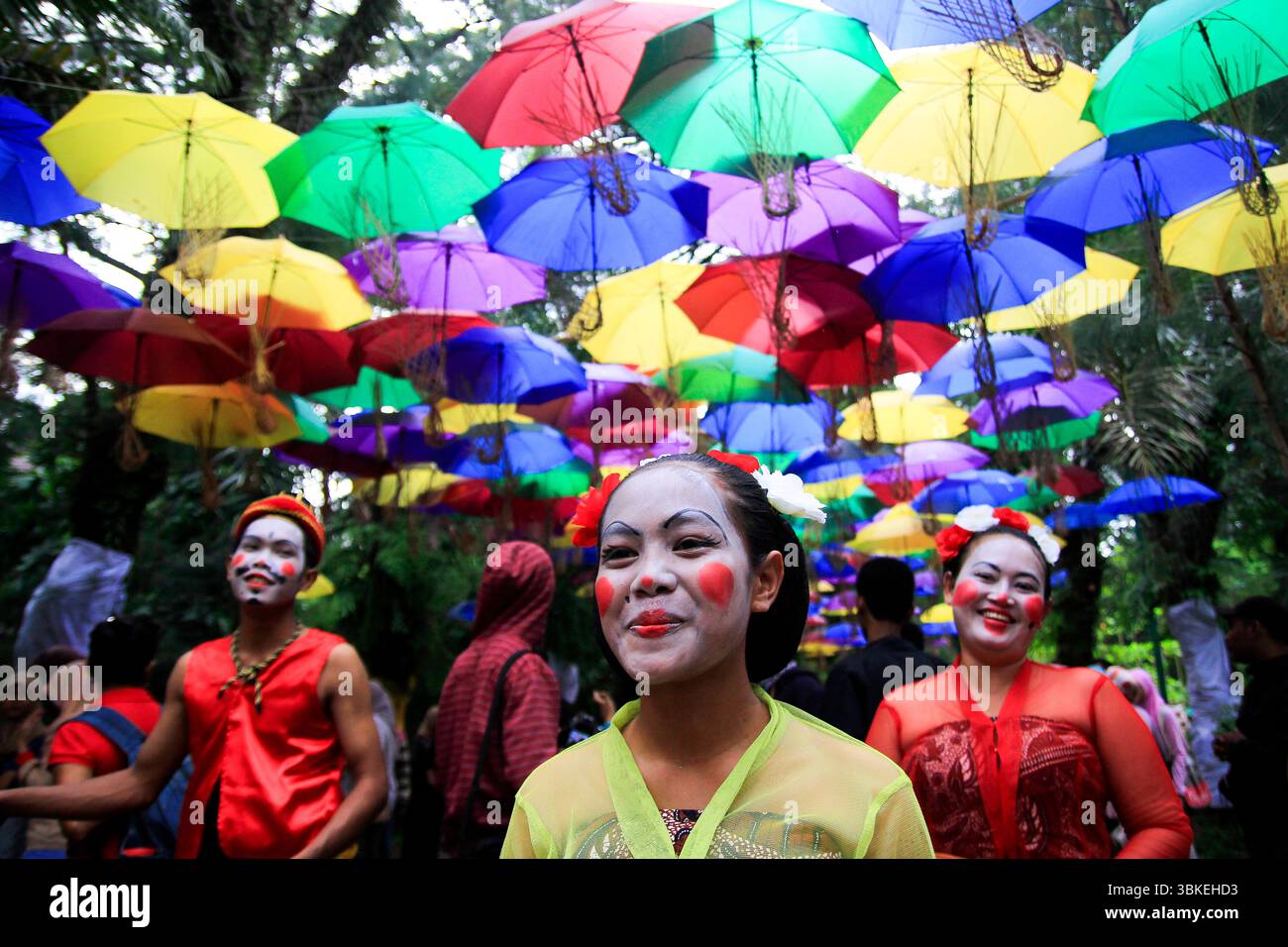 I ballerini Reog Nirboyo Tri Mukti di Gunungkidul in abiti tradizionali e trucco umoristico partecipano al Festival dell'ombrello indonesiano. Foto Stock