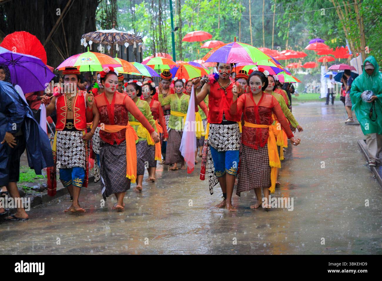 Reog Nirboyo Tri Mukti Gunungkidul Yogyakarta si esibisce all'apertura del 2014 Indonesiano Umbrella Festival a solo. Foto Stock