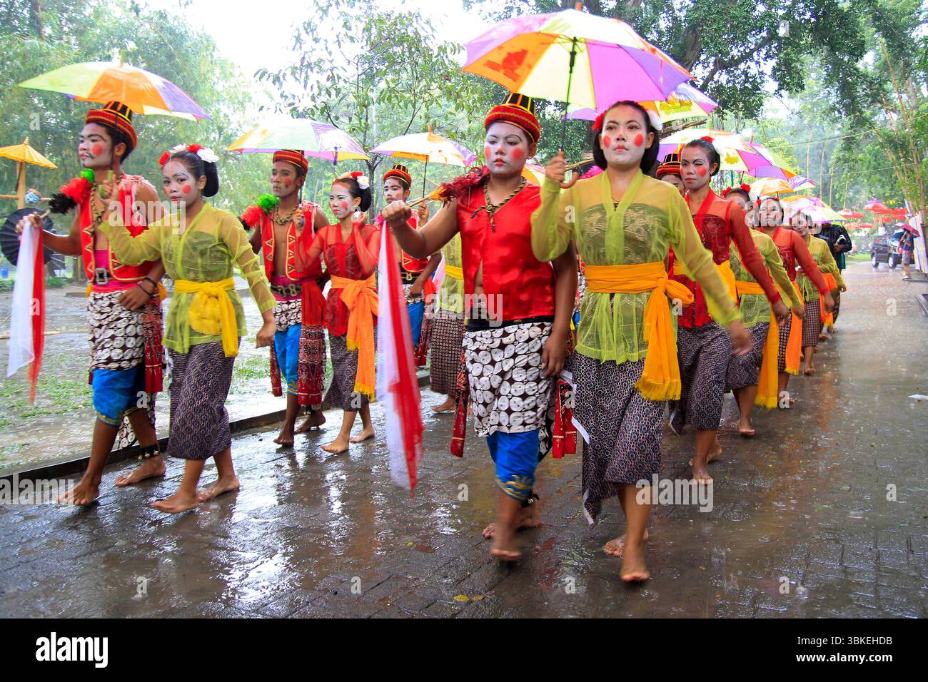 Reog Nirboyo Tri Mukti Gunungkidul Yogyakarta si esibisce all'apertura del 2014 Indonesiano Umbrella Festival a solo. Foto Stock