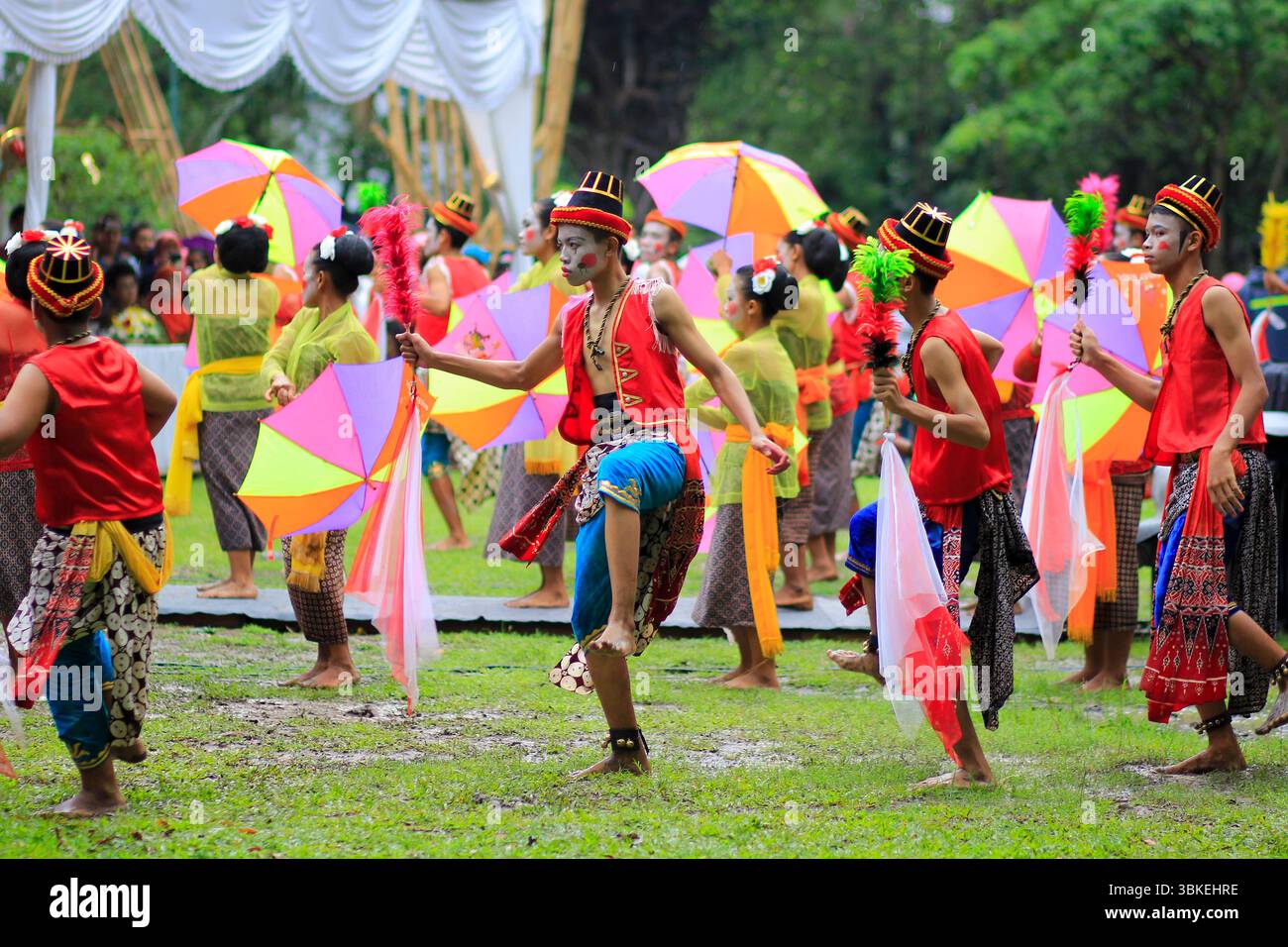 Reog Nirboyo Tri Mukti Gunungkidul Yogyakarta si esibisce all'apertura del 2014 Indonesiano Umbrella Festival a solo. Foto Stock