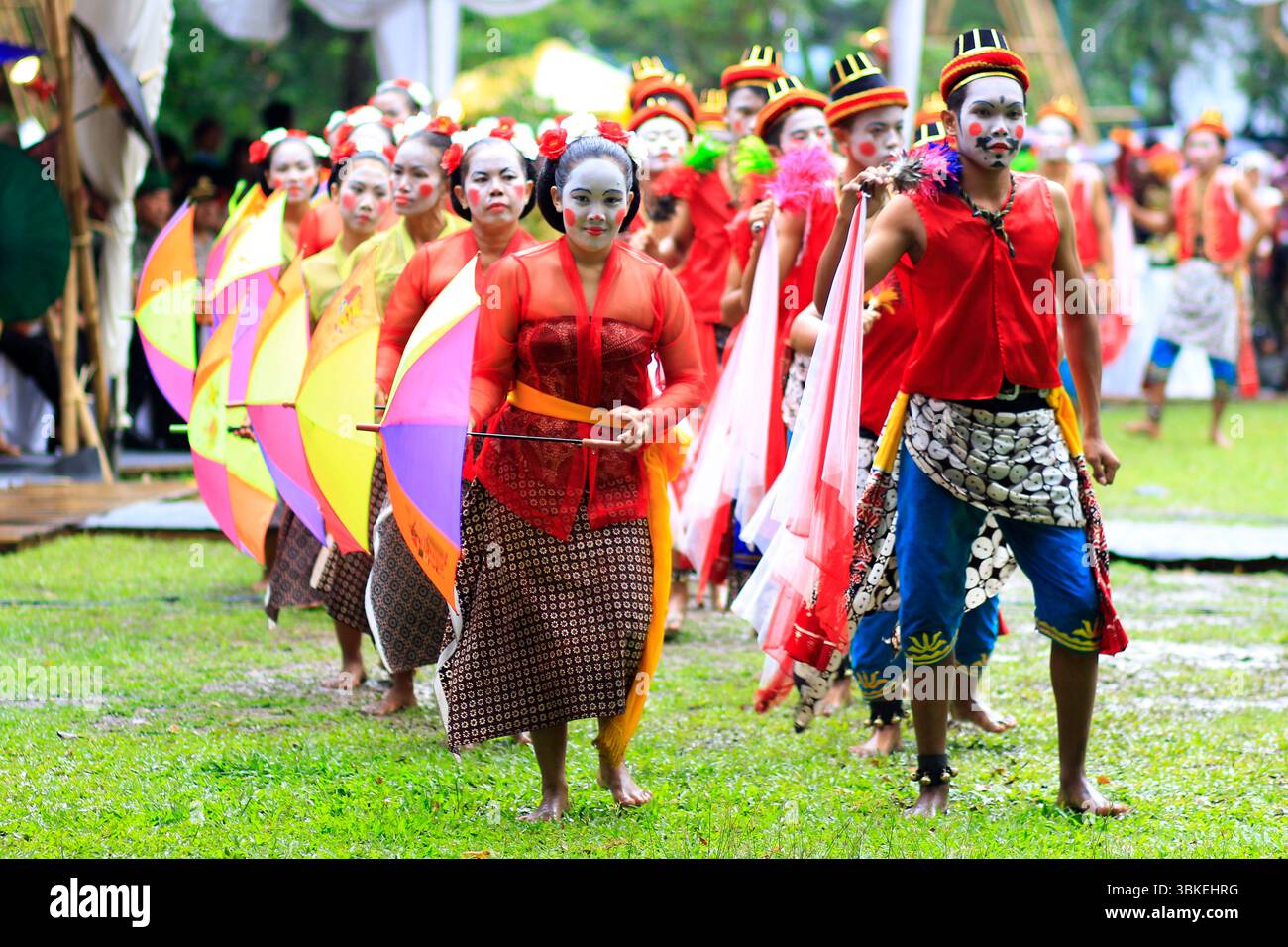 Reog Nirboyo Tri Mukti Gunungkidul Yogyakarta si esibisce all'apertura del 2014 Indonesiano Umbrella Festival in solo Foto Stock