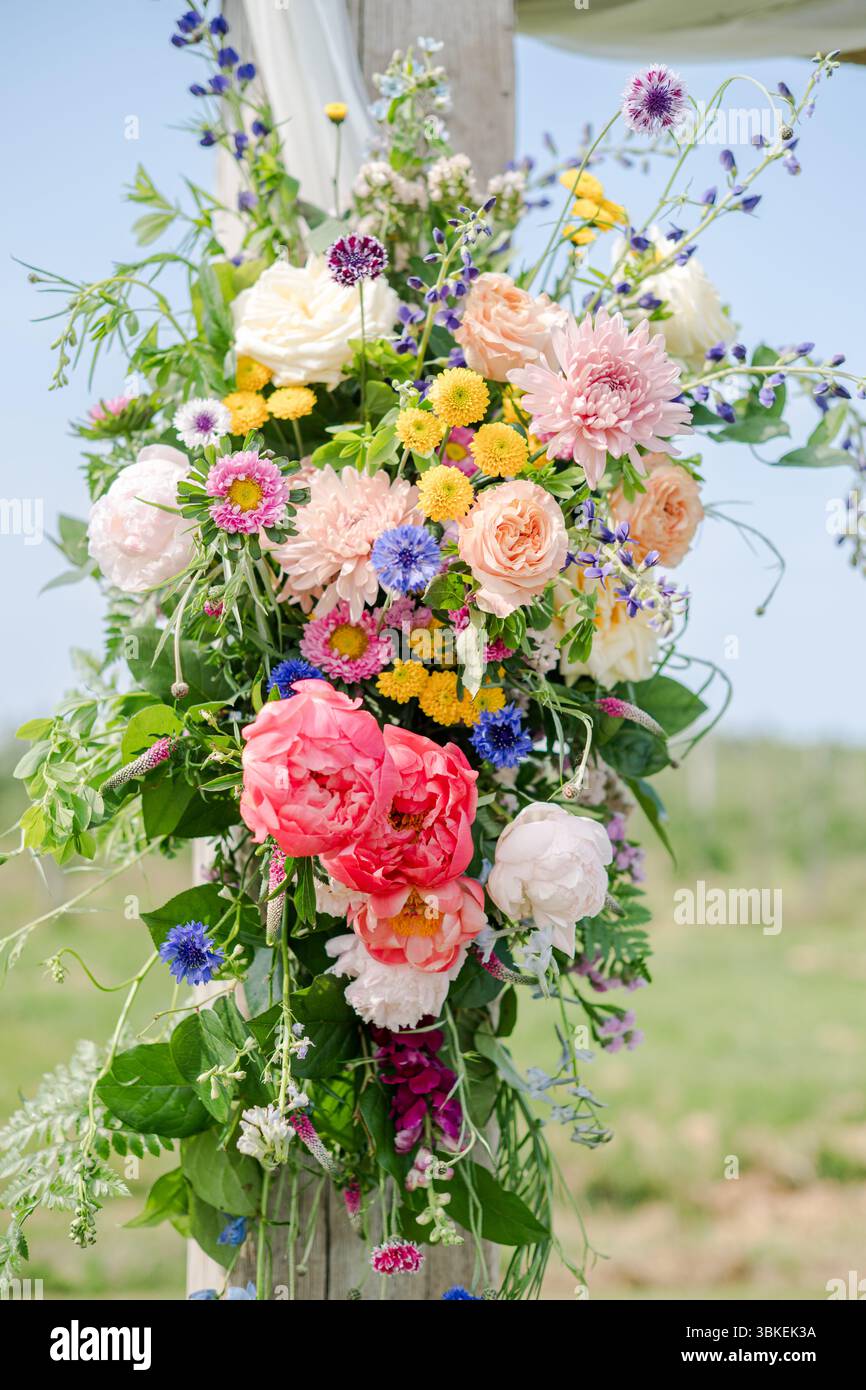 Un bouquet di fiori per una cerimonia nuziale estiva completa Foto Stock