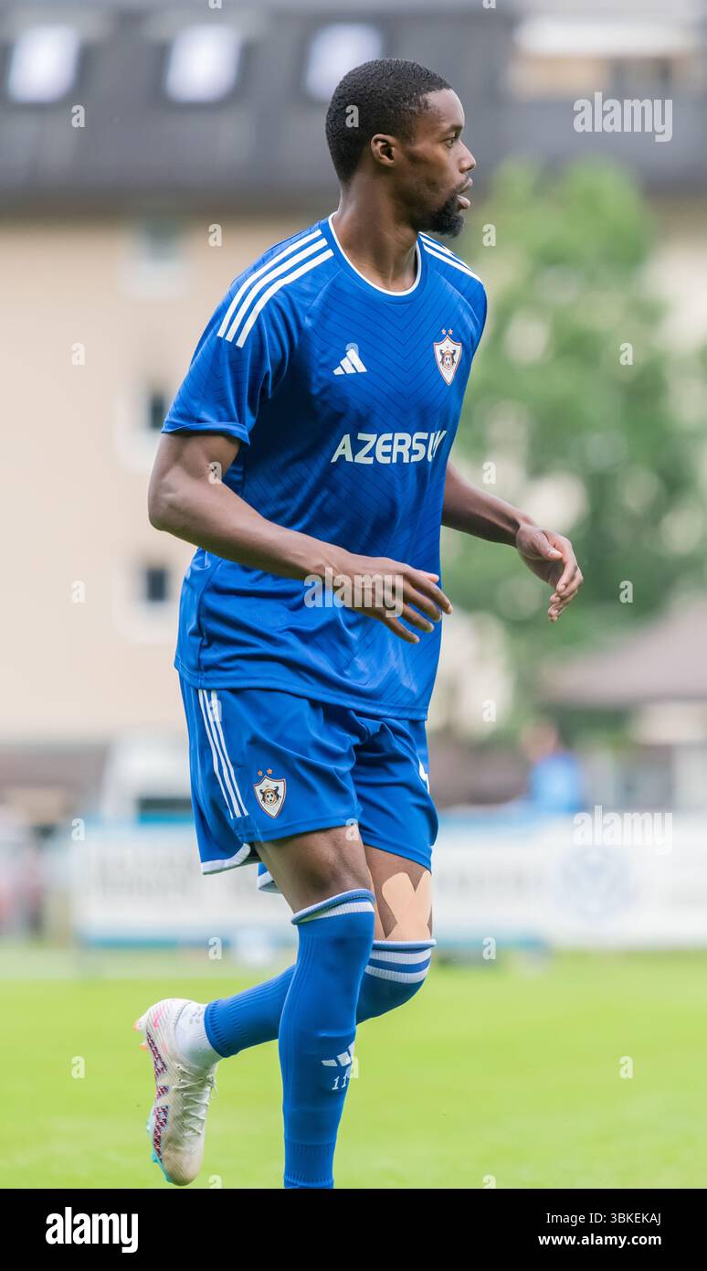 Kirchdorf-in-Tirol, Austria – 27 giugno 2023. L'ala di Qarabag Adama Diakhaby durante l'amichevole tra Qarabag e Ferencvaros (3-3). Foto Stock
