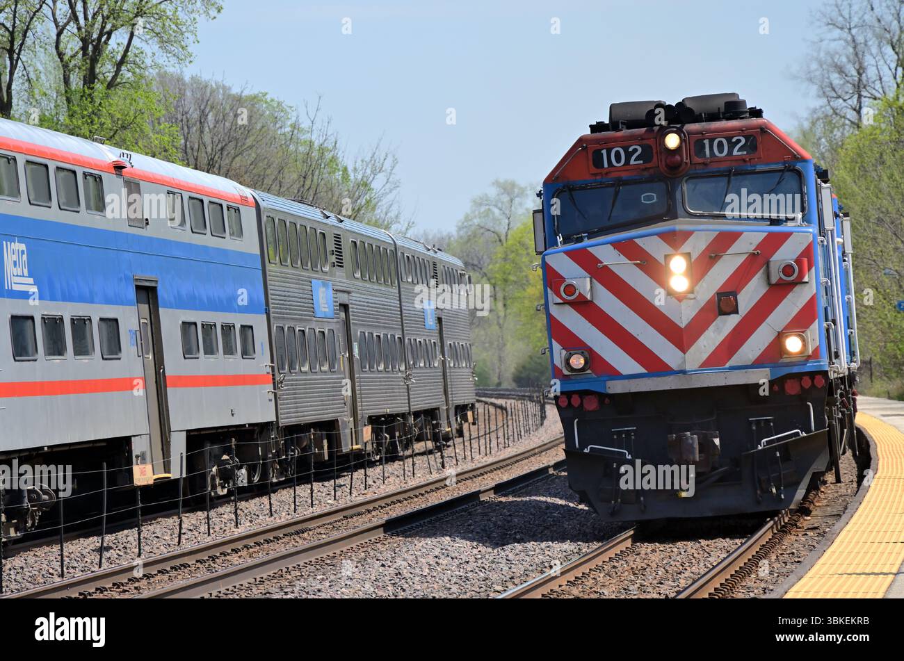 Winfield, Illinois, Stati Uniti. I treni pendolari Metra diretti a est e a ovest passano in una stazione ferroviaria suburbana di Chicago ovest. Foto Stock