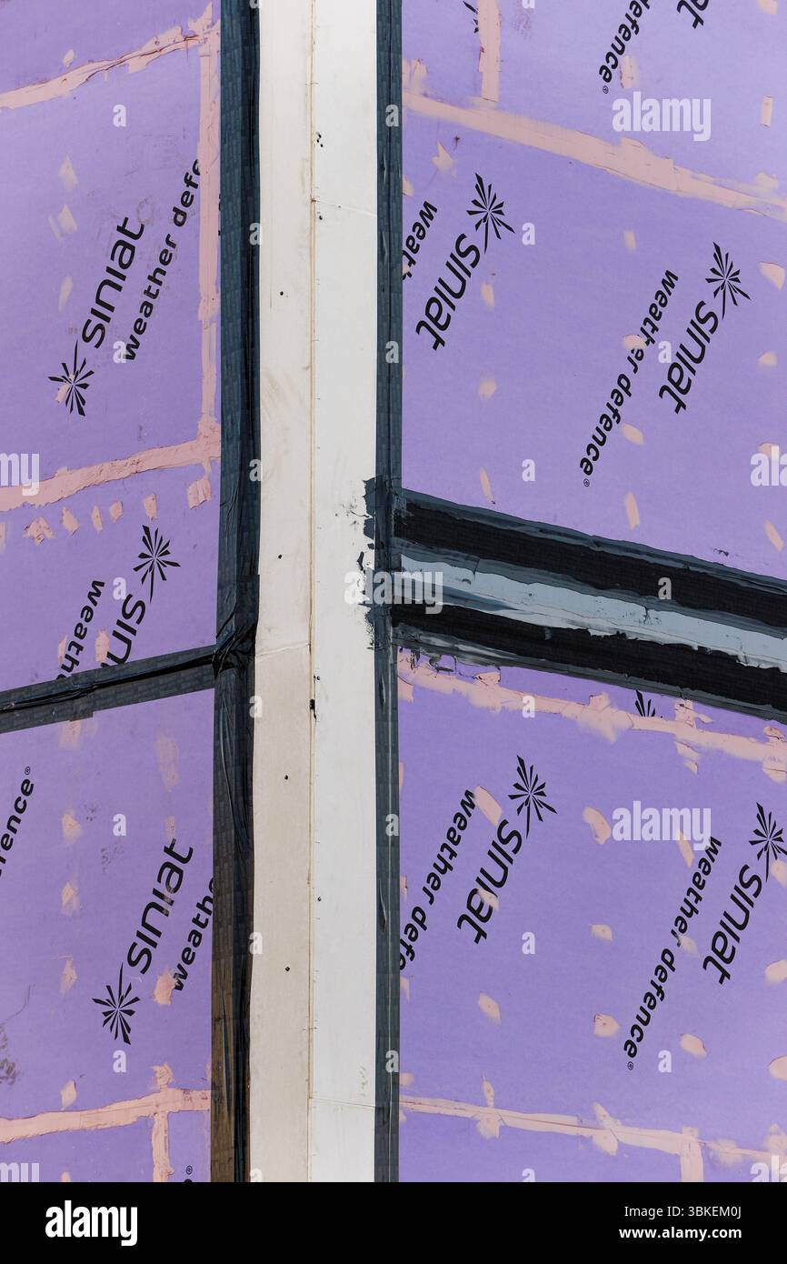 Progetto hub civico Radcliffe, pannelli di supporto per la difesa contro le intemperie fissati al telaio in acciaio a Radcliffe Greater manchester regno unito Foto Stock