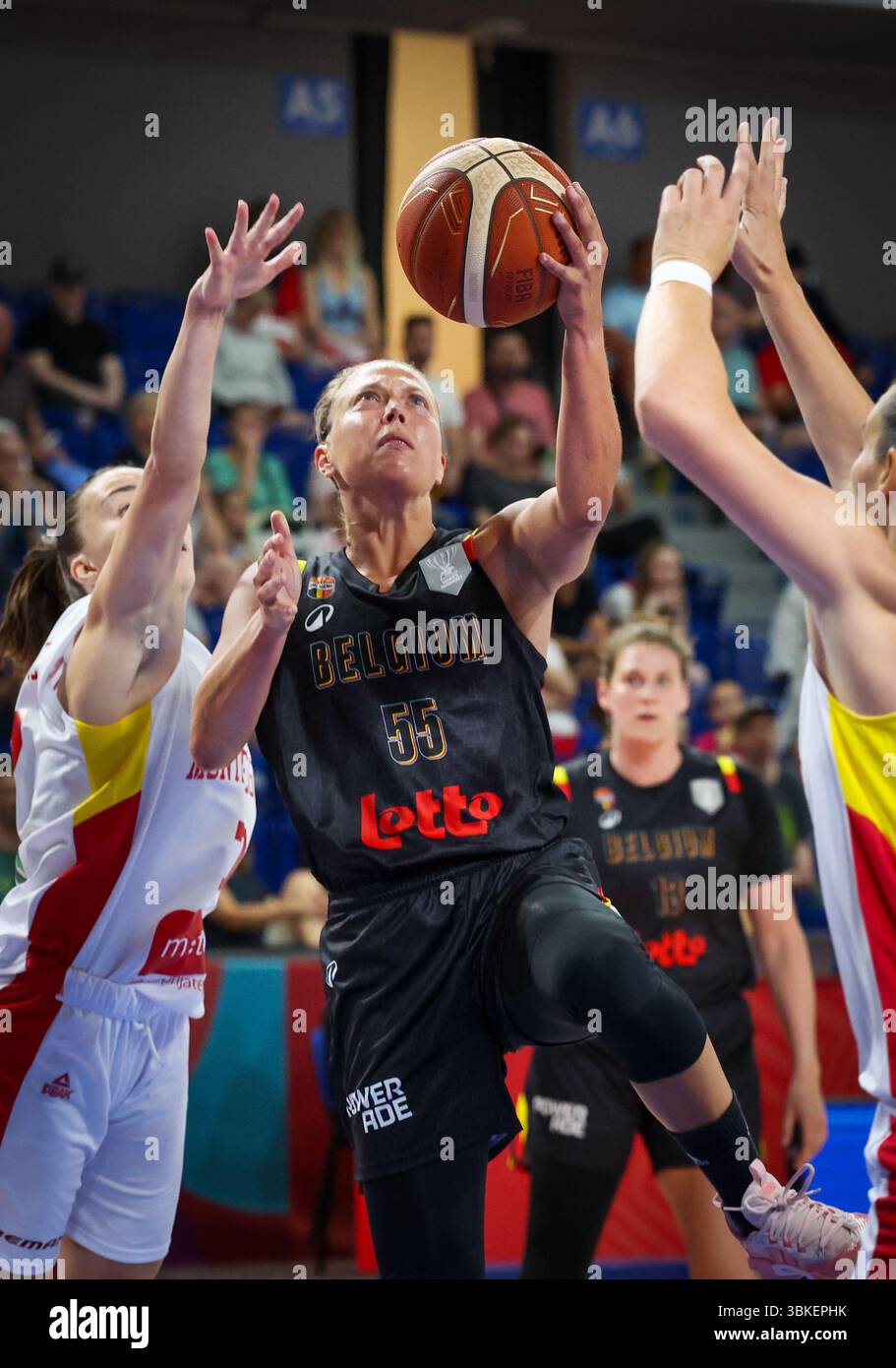 Brno, Repubblica Ceca. 20 giugno 2025. La belga Julie Allemand combatte per il pallone durante la seconda partita nella fase a gironi (gruppo C) tra Montenegro e la nazionale belga femminile "The Belgian Cats", a Brno, Repubblica Ceca, venerdì 20 giugno 2025, all'EuroBasket 2025 FIBA femminile. BELGA PHOTO VIRGINIE LEFOUR credito: Belga News Agency/Alamy Live News Foto Stock