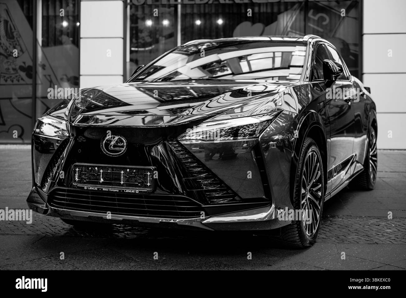 BERLINO – 10 MAGGIO 2025: SUV elettrico premium Lexus RZ450e con DIRECT4 alla mostra Classic Days Berlin Oldtimer. Bianco e nero. Foto Stock