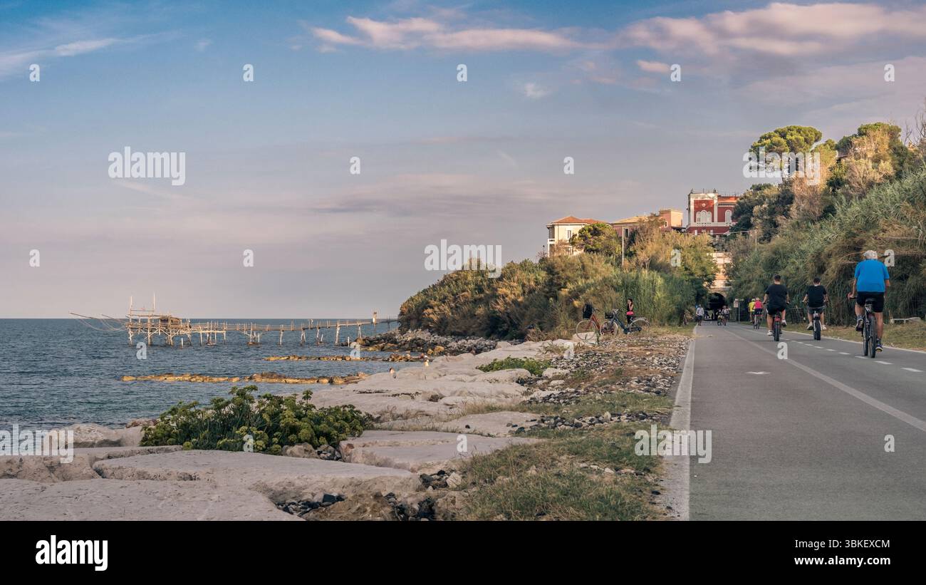 16/09/2023. San Vito Chietino, Abruzzo, Italia Un tratto di strada lungo via Verde della Costa dei Trabocchi, pista ciclabile che va da Ortona a va Foto Stock