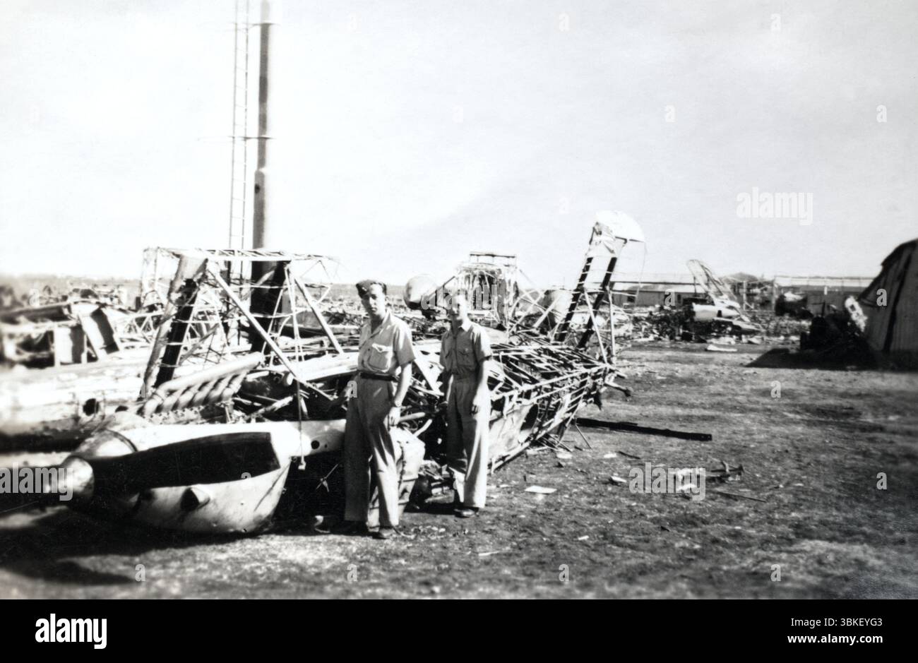 Soldati britannici in piedi accanto ai resti di aerei italiani distrutti ad Asmara, Eritrea italiana, 1941 circa. Foto Stock