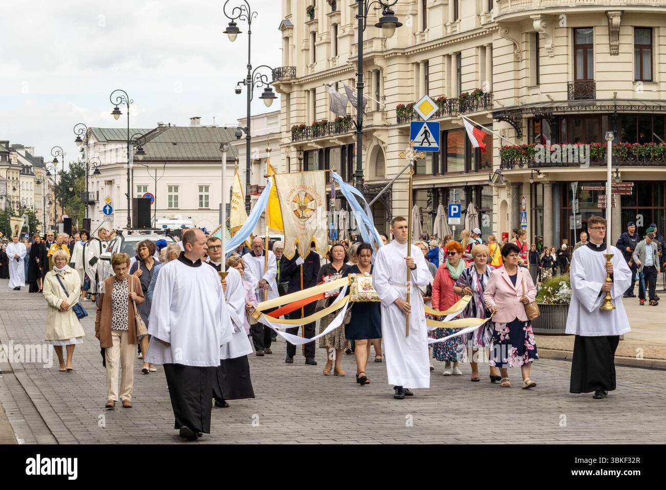 Un gruppo di sacerdoti cattolici e parrocchiani porta il Santissimo Sacramento sotto un baldacchino attraverso una strada nel centro di Varsavia. La processione ha preso pla Foto Stock