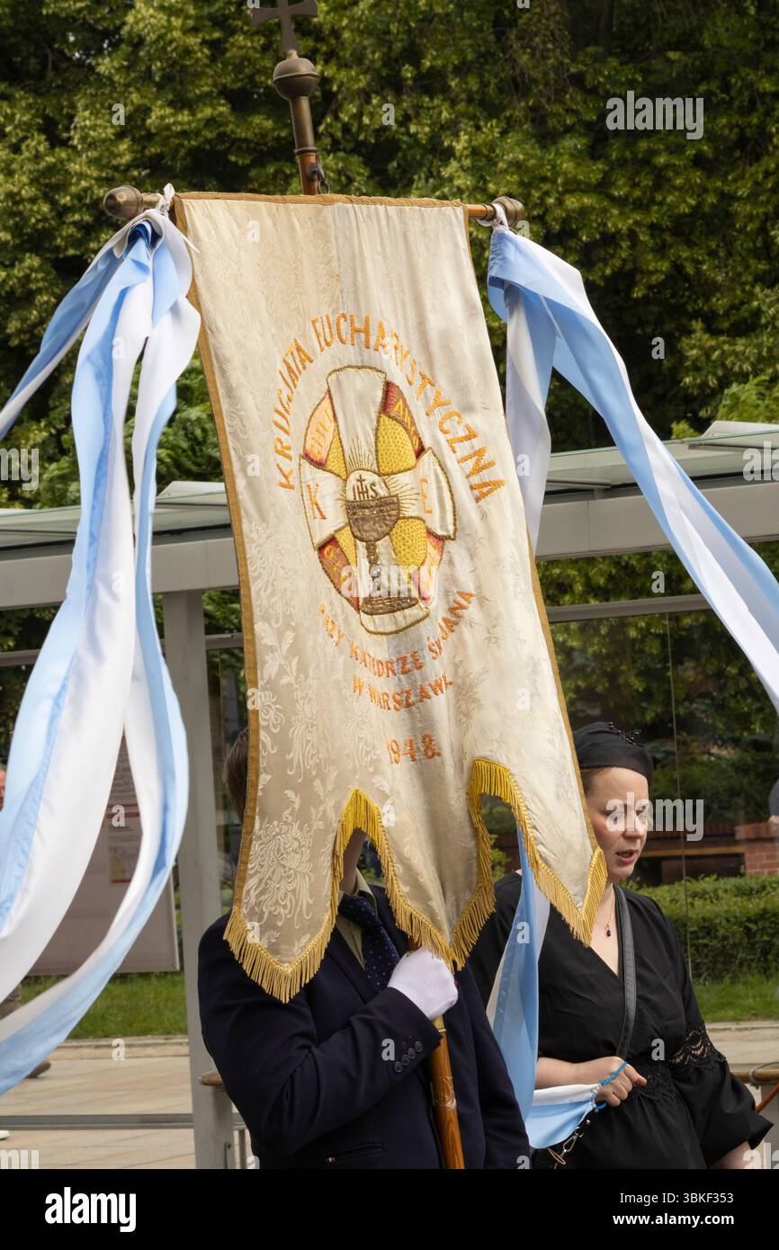I parrocchiani della parrocchia di St. Andrzej Bobola portano uno striscione eucaristico durante l'annuale processione del Corpus Domini. L'evento si è svolto il 19 giugno 2 Foto Stock