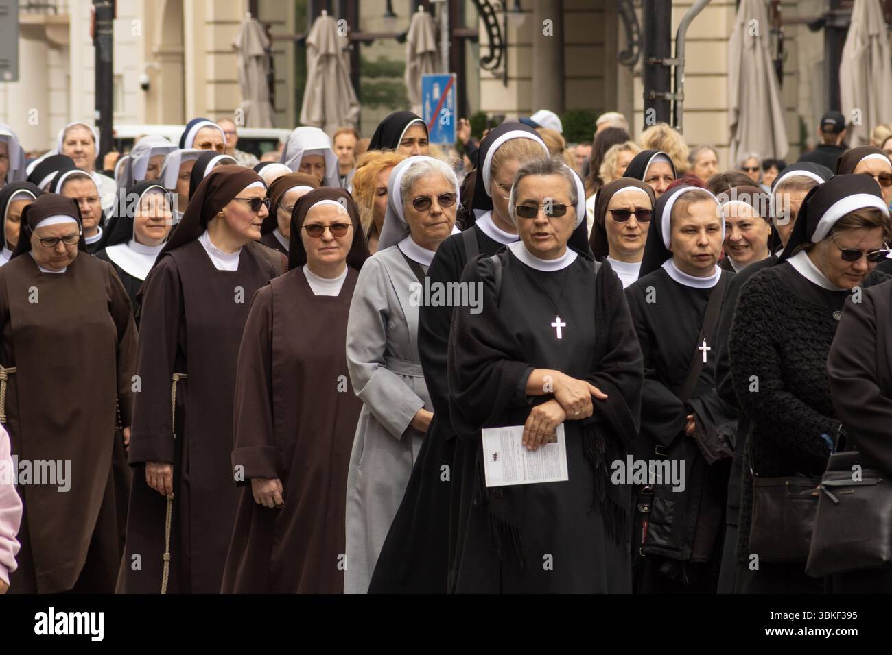 Un gruppo di suore cattoliche e fedeli laici partecipano ad una processione di strada per la Festa del Corpus Domini a Varsavia, Voivodato della Masovia, po Foto Stock