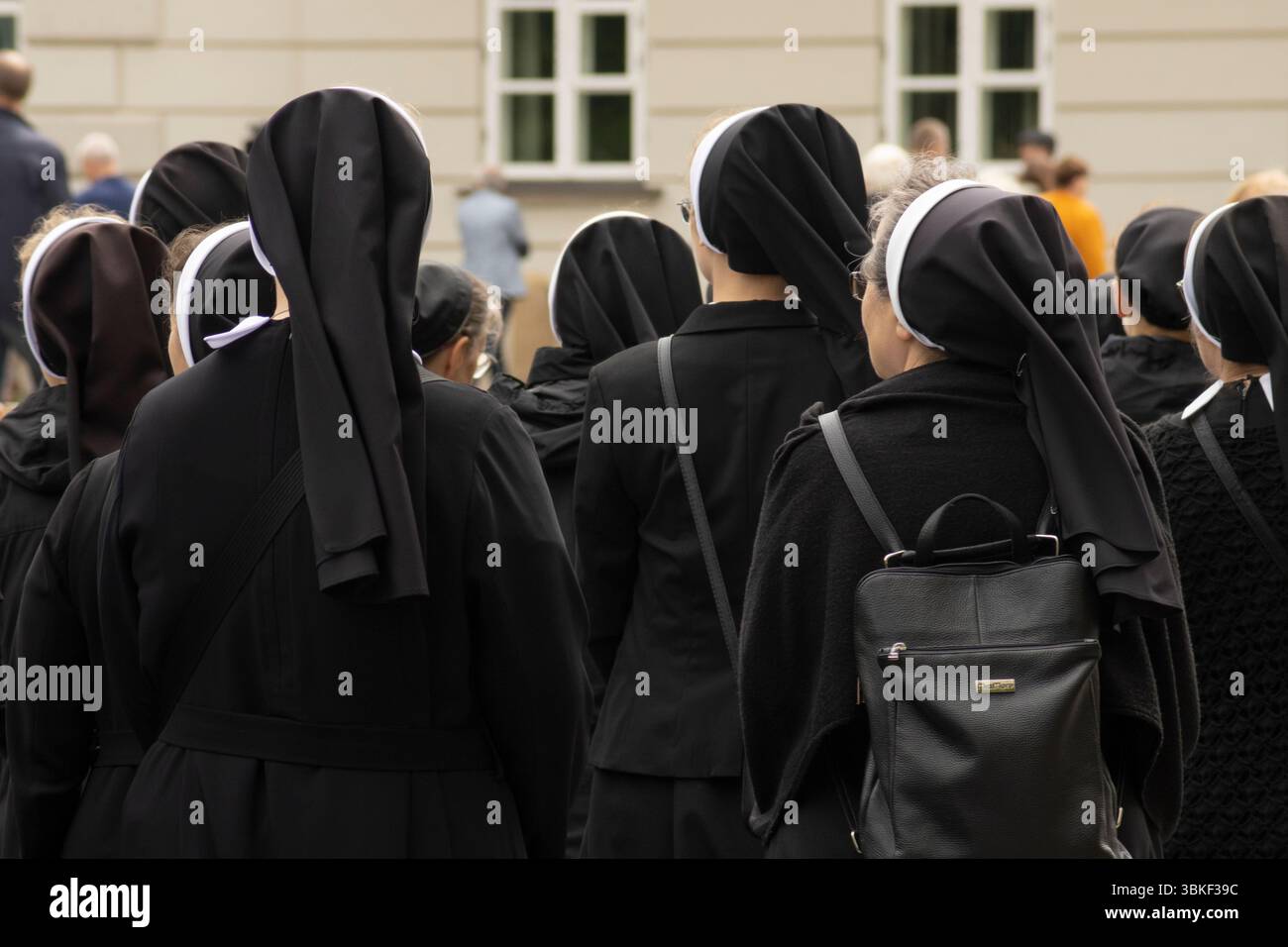 CHI: Un gruppo di suore cattoliche e parrocchiani laici. COSA: Partecipanti che camminano in una solenne processione di strada del Corpus Christi (Boze Cialo). DOVE: Warsa Foto Stock