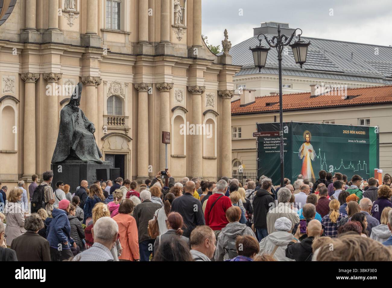 OMS: Un gruppo di fedeli cattolici e clero. COSA: I partecipanti portano il Santissimo Sacramento in una processione eucaristica formale. DOVE: Città di Varsavia Foto Stock