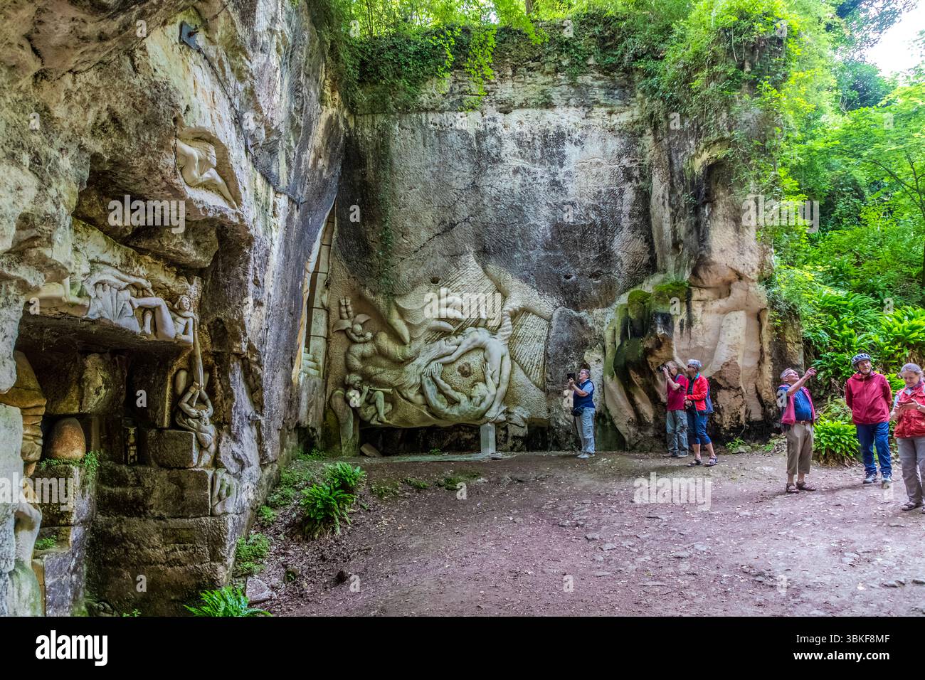 Le sculture di Lapidales sono scolpite nella roccia di un'ex cava da vari artisti e raffigurano diverse figure e scene. Le opere d'arte fanno parte del paesaggio e si fondono armoniosamente con l'ambiente naturale circostante. Sono un esempio dell'arte e della storia della regione. Al centro di "la Pierre de Crazannes" ci sono cinque grandi "pietre madri" che rappresentano i cinque continenti, attorno ai quali altre 360 pietre sono disposte in una forma a spirale galattica secondo il rapporto dorato. Questa enorme installazione di sculture è in corso da decenni e include nuove opere in pietra di Sculpt invitato Foto Stock