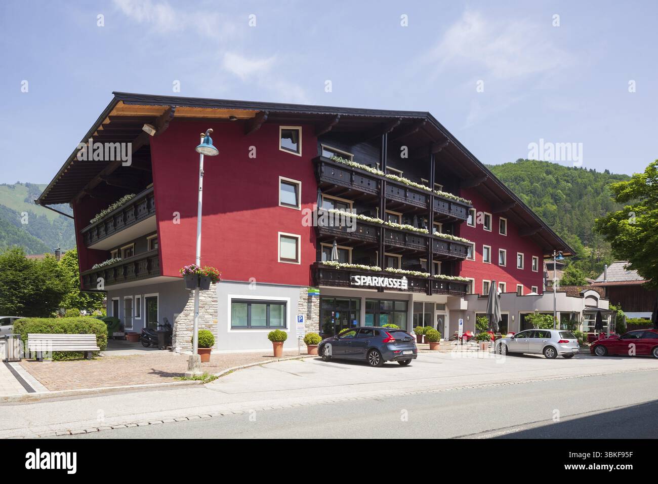 Edificio della banca di risparmio, Walchsee, Kaiserwinkl, Tirolo, Austria, Europa Foto Stock
