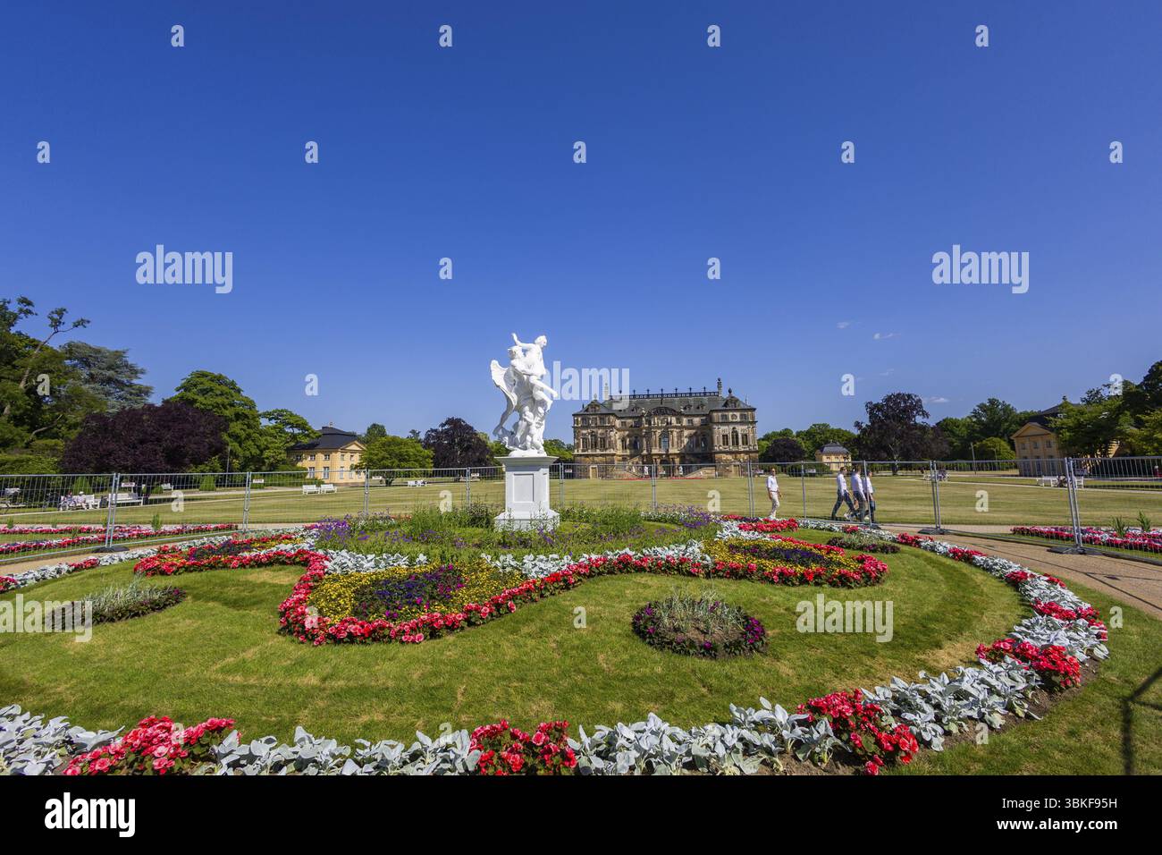 Copia della scultura: Il tempo ruba la bellezza di fronte al palazzo nel grande Giardino, in attesa della sua inaugurazione. Il lavoro dello scultore Andreas Klein iniziò Foto Stock