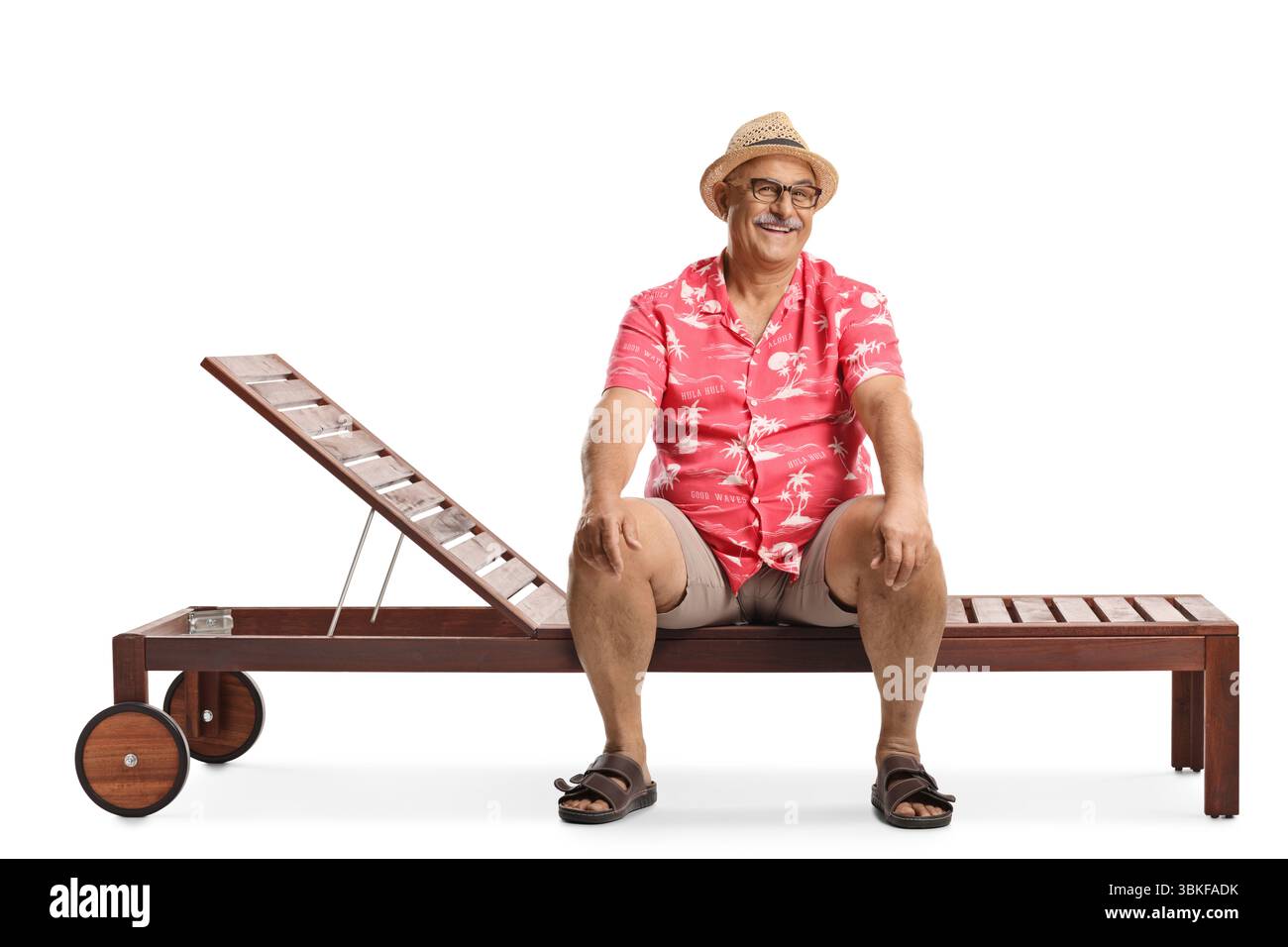 Uomo maturo in vacanza seduto su una poltrona isolata su sfondo bianco Foto Stock