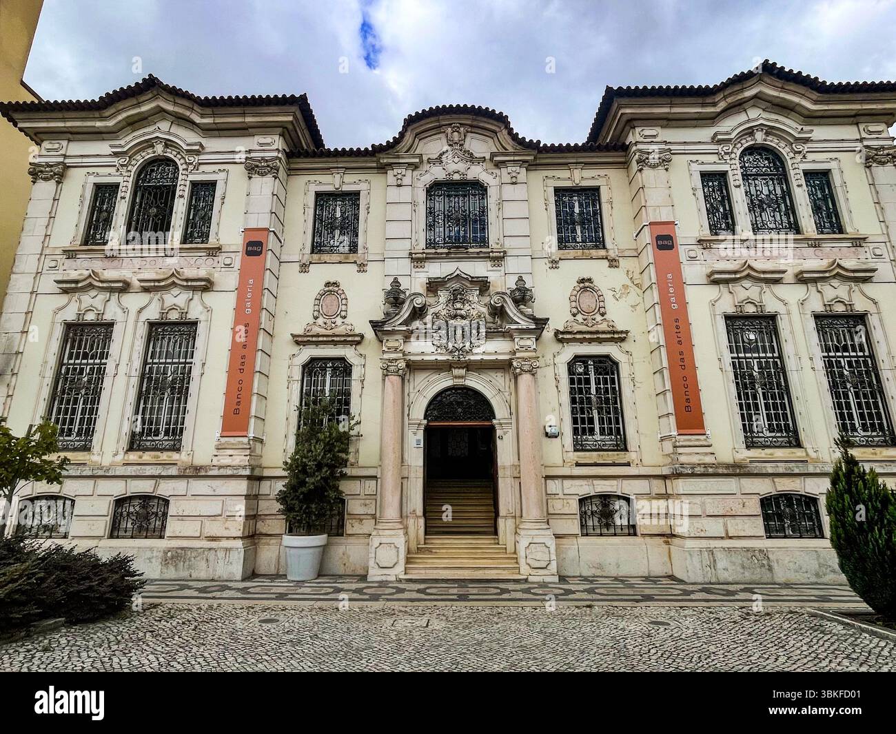 Facciata dell'ex Banca del Portogallo costruita nel 1923 in stile Art Nouveau (neo-barocco) a Leiria, Portogallo Foto Stock