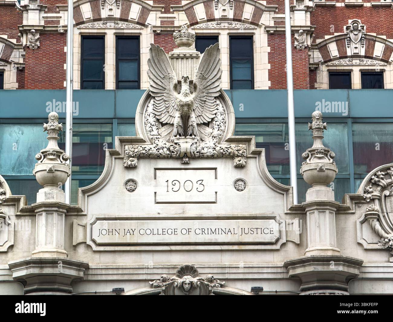 Haaren Hall, dettagli architettonici ornati sull'esterno dell'edificio costruito nel 1903, John Jay College of Criminal Justice, 899 Tenth Avenue, Manhattan, Foto Stock