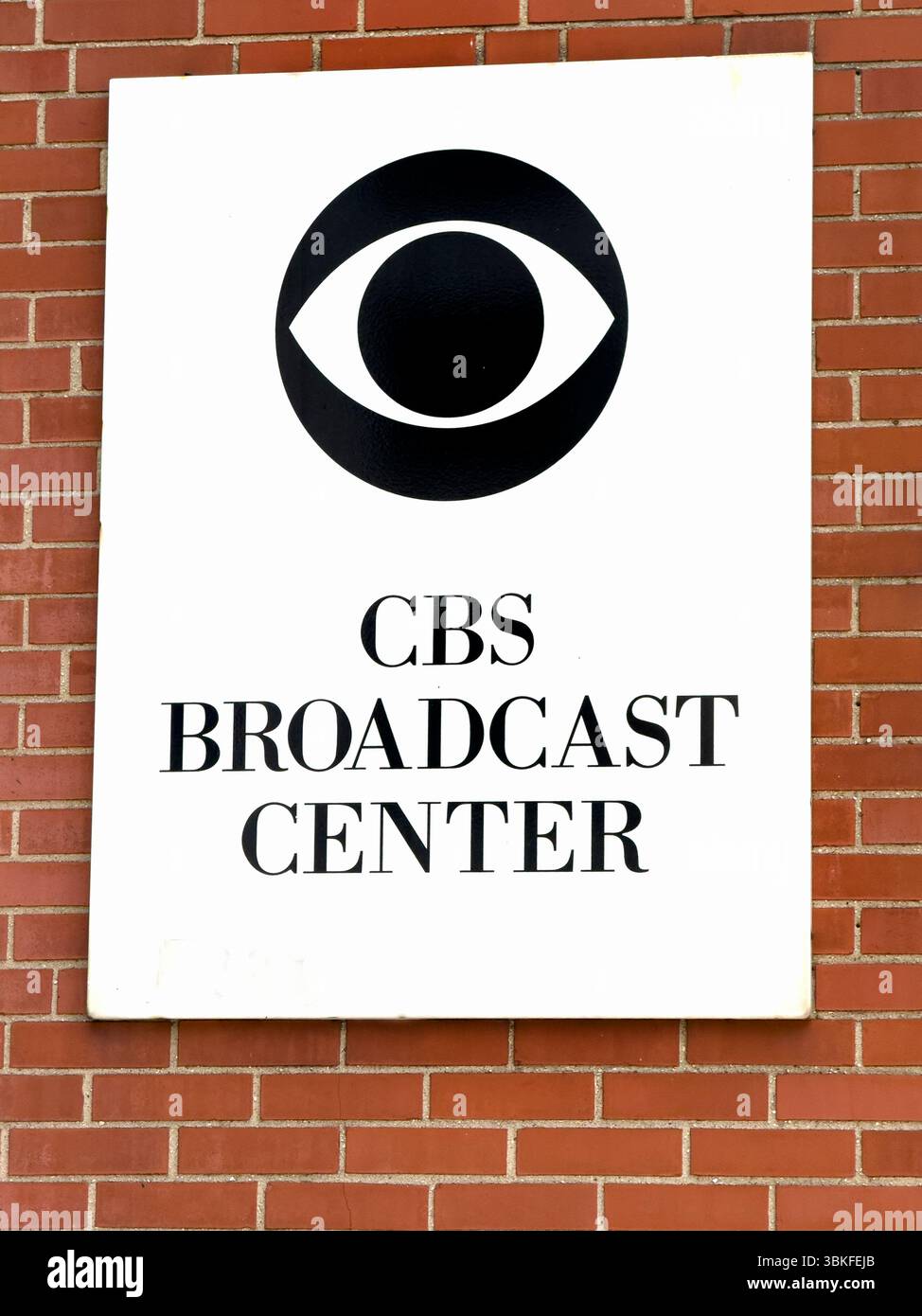 CBS Broadcast Center, cartello e logo dell'edificio, Manhattan, New York, New York, Stati Uniti Foto Stock