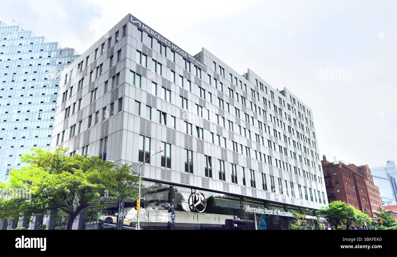 Showroom Mercedes Benz e edificio residenziale Mercedes House, Manhattan, New York, New York, Stati Uniti Foto Stock