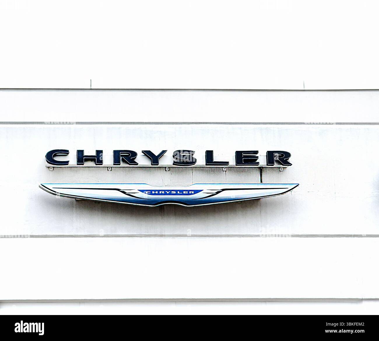 Logo Chrysler sull'esterno dello showroom, Manhattan, New York, New York, Stati Uniti Foto Stock
