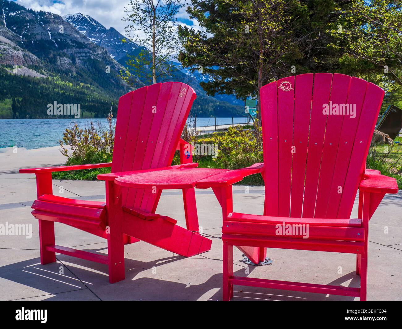 Due sedie rosse, Waterton Lakes National Park, Alberta, Canada. Foto Stock